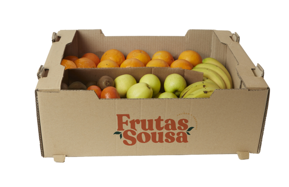 Caja de fruta con kiwi, naranja, peras, manzanas, plátanos y mandarinas